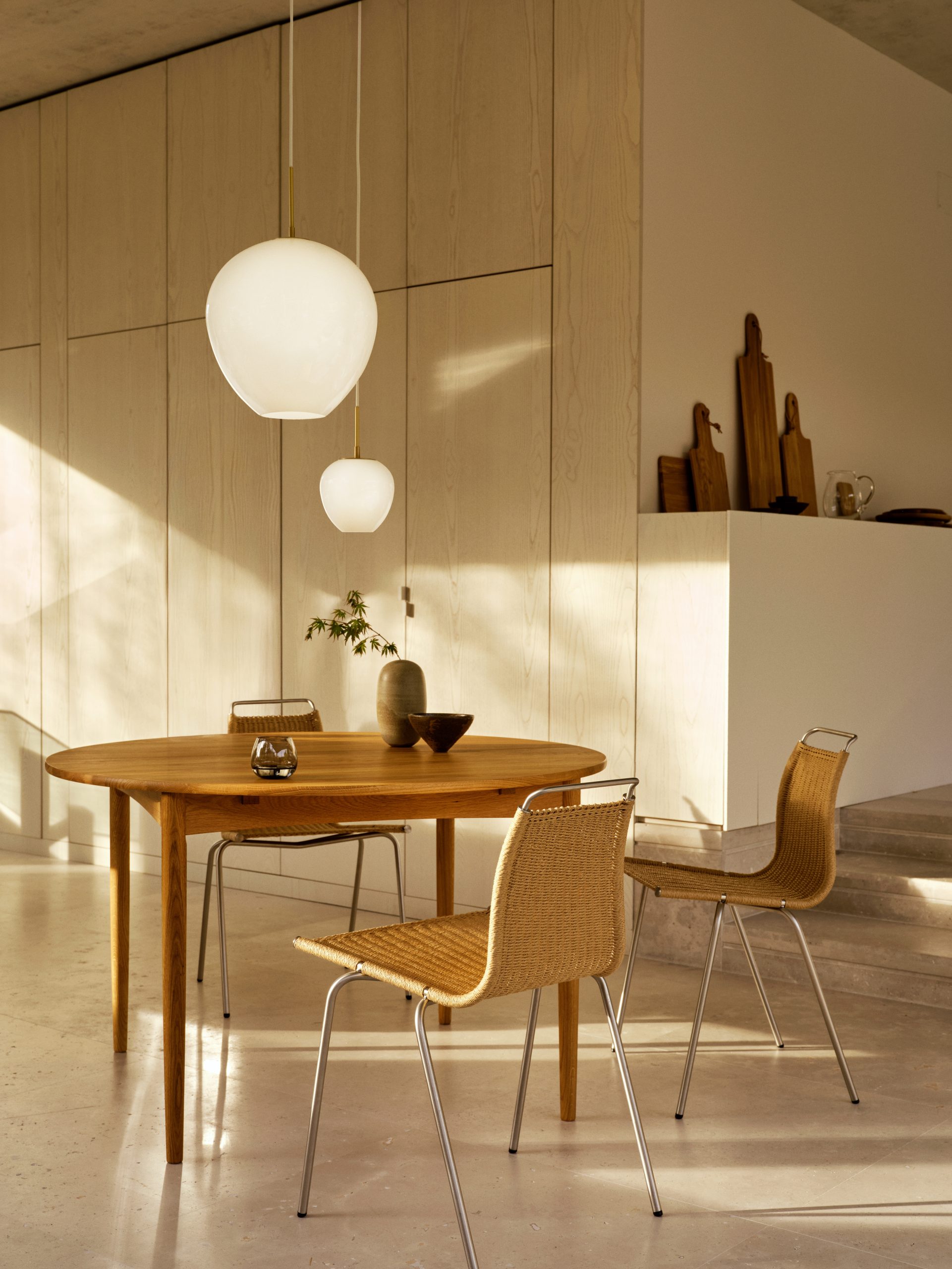 Table BM0121 en chêne huilé et accessoires de la collection