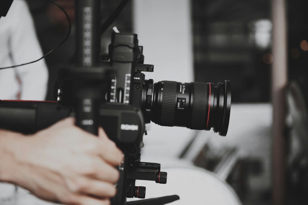 Appareil photo sur pied lors d'un tournage
