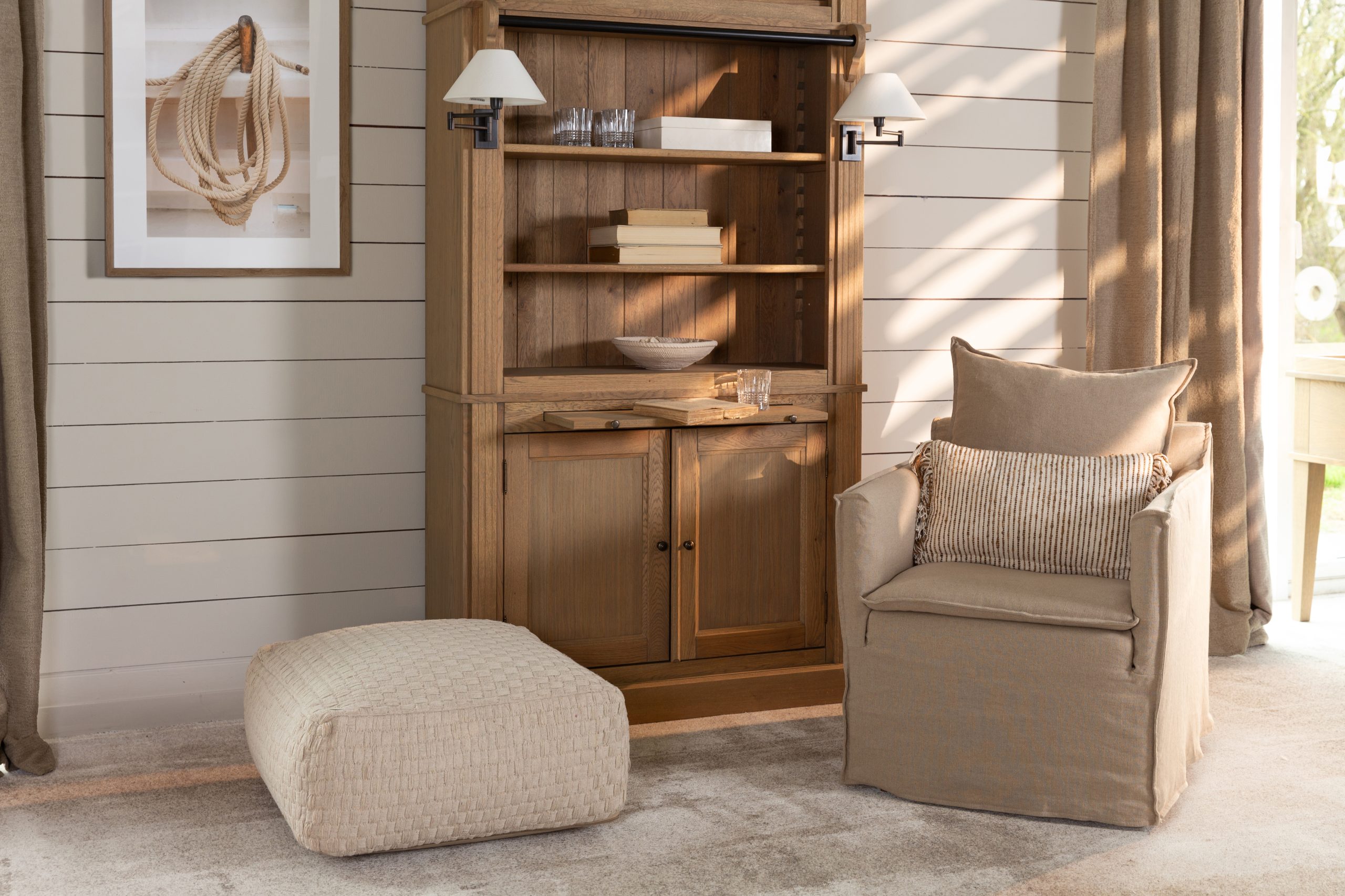 Bibliothèque en bois et fauteuil déhoussable en lin
