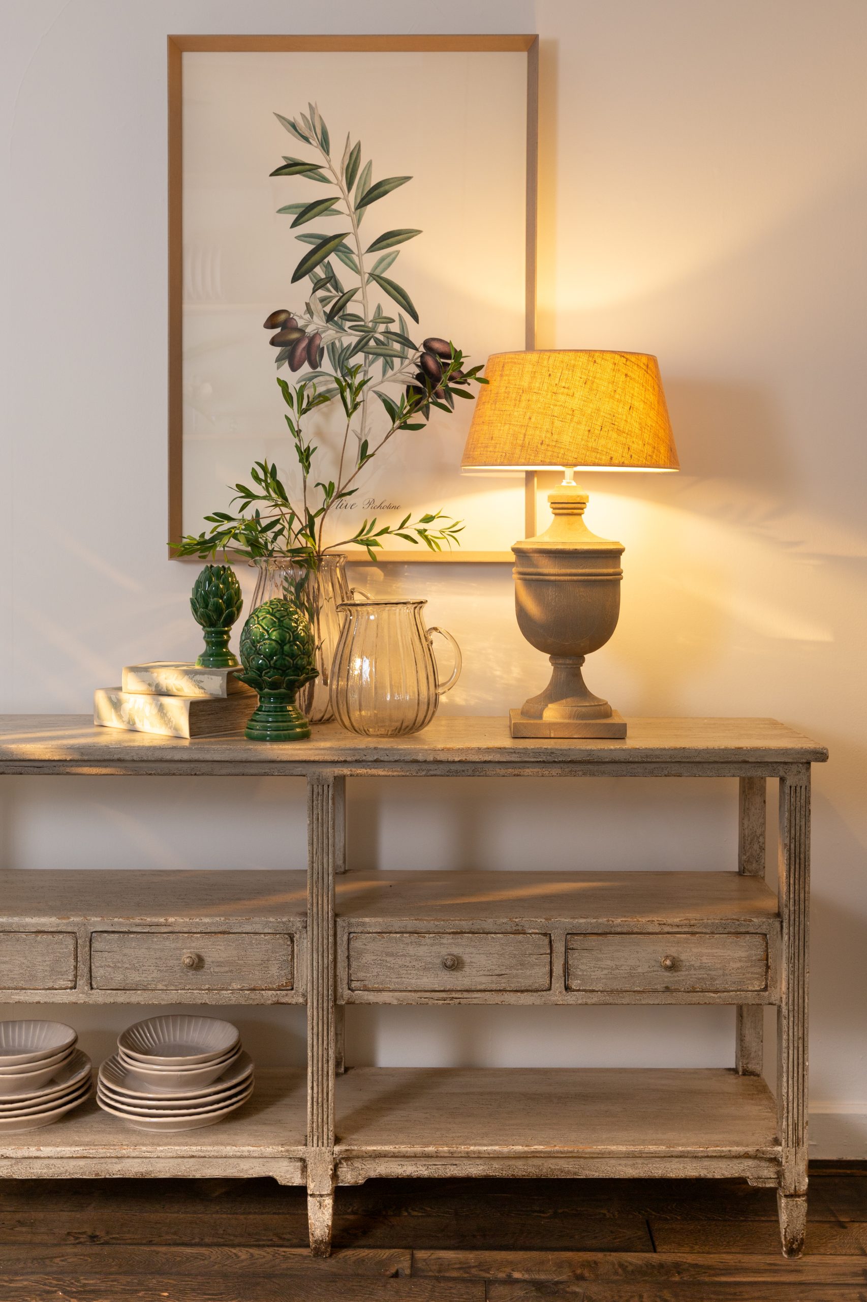 Console, luminaire et objets, l'assemblage signature de la maison