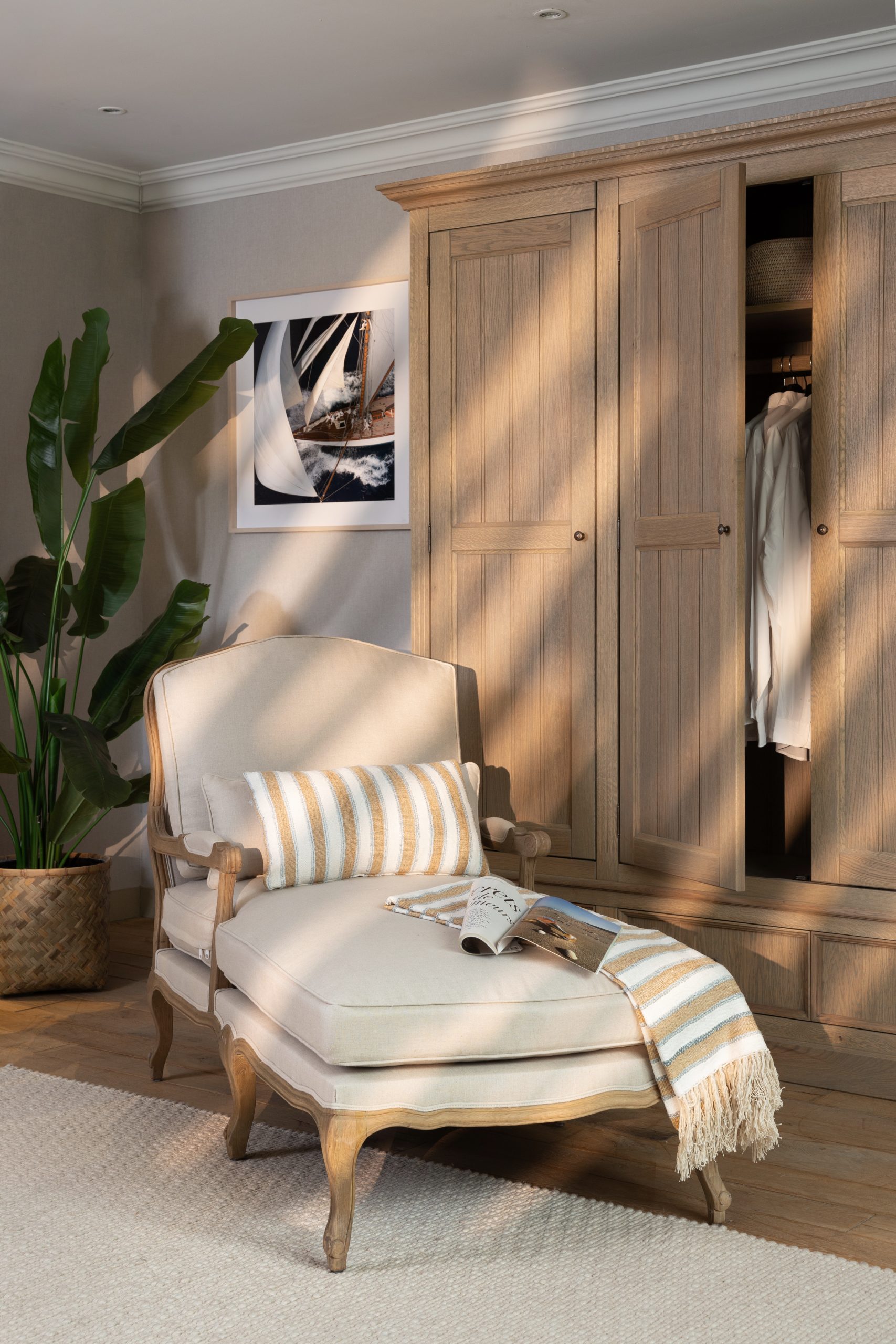 Méridienne rayée et armoire en bois clair