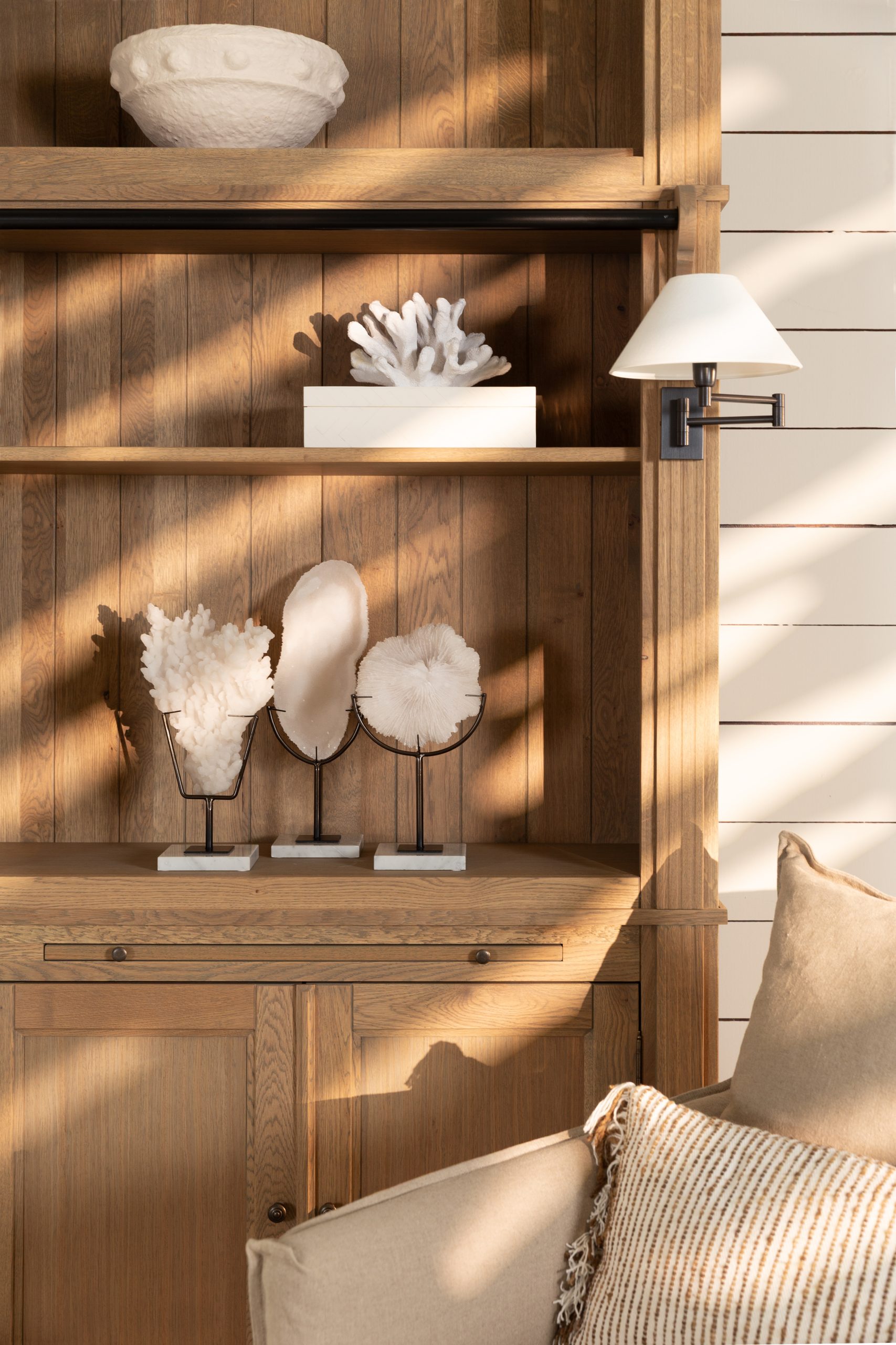 Objets de décoration sur une étagère en bois