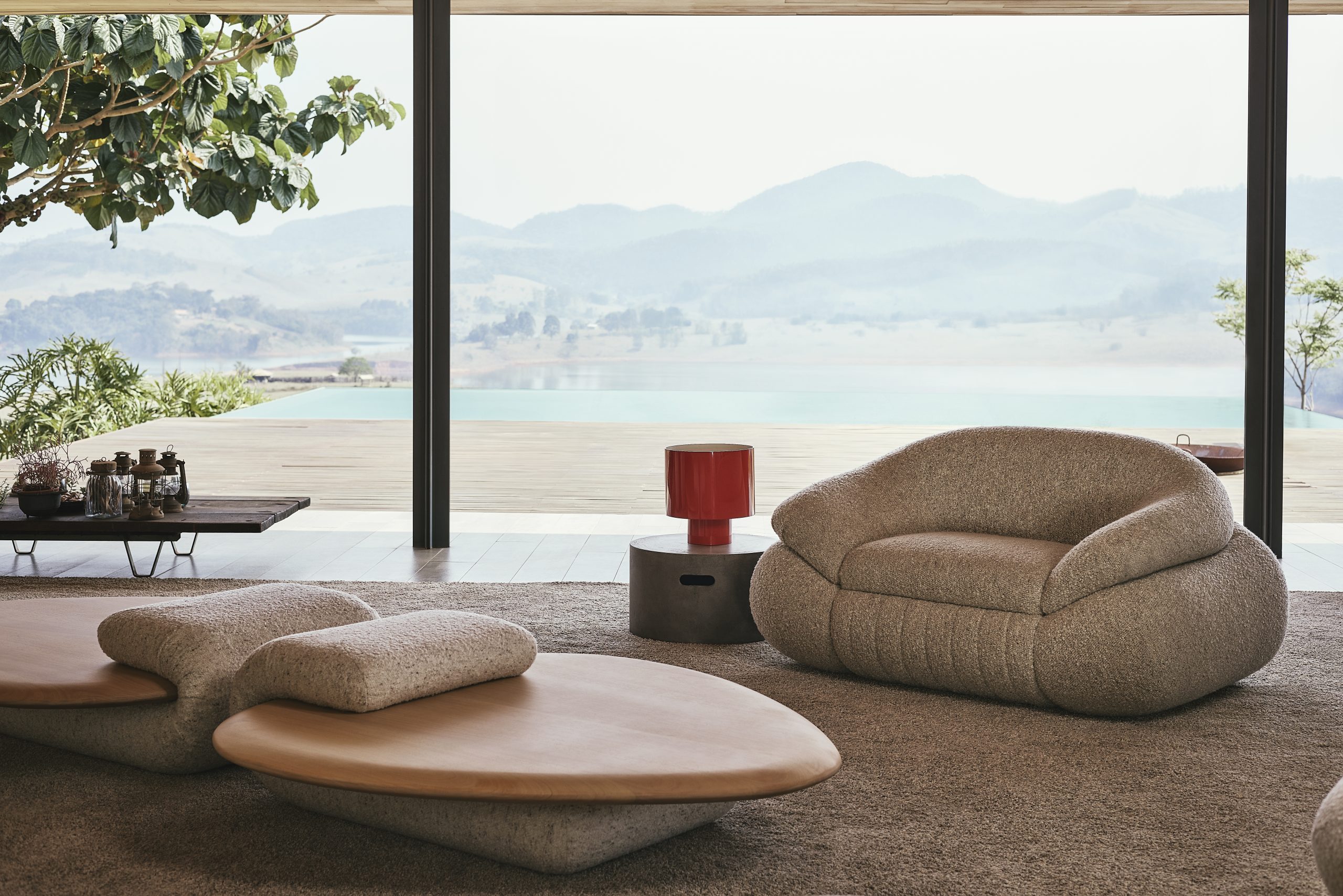 Le fauteuil et la table basse, face au lac