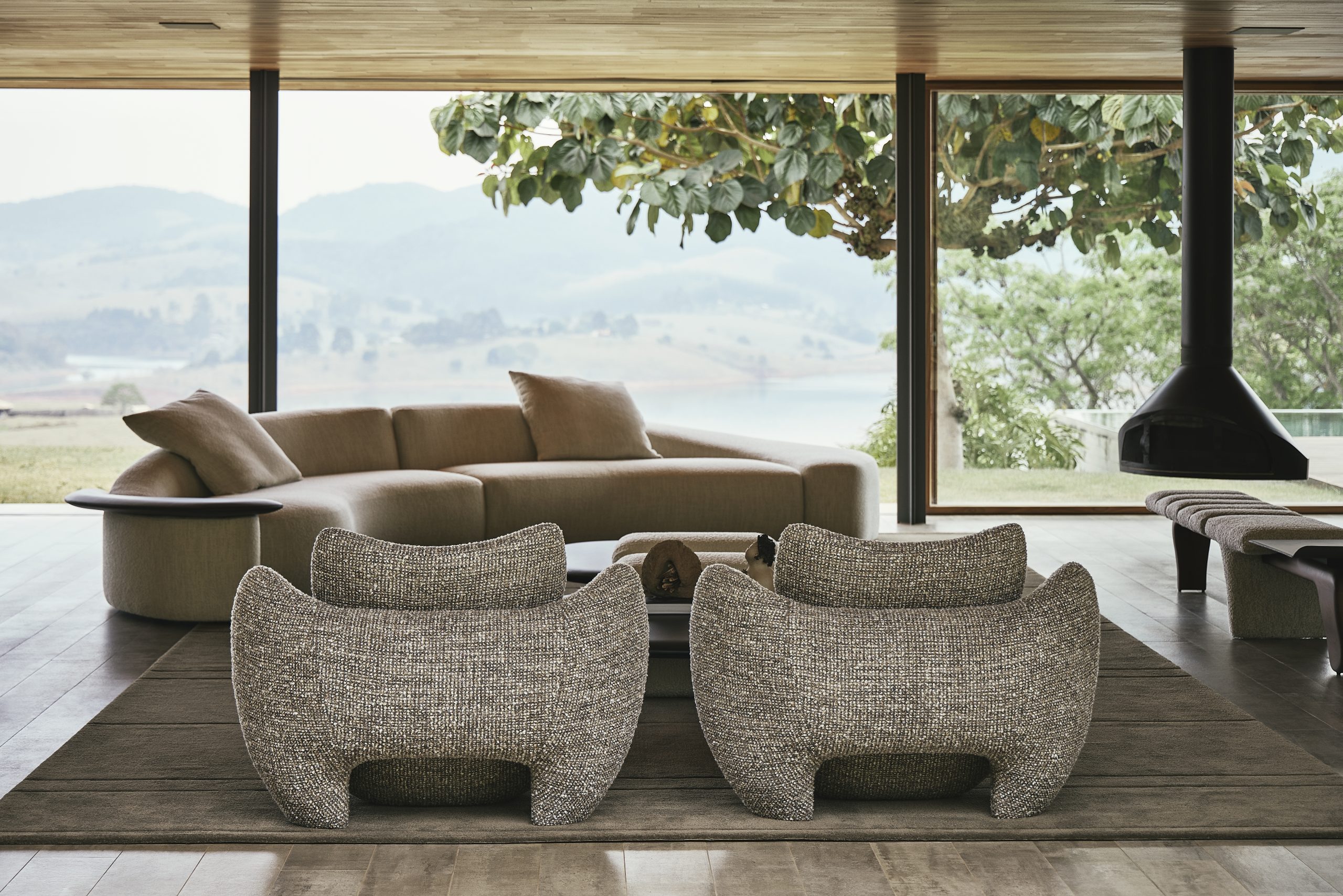 Le salon, entre canapé et fauteuils enveloppants