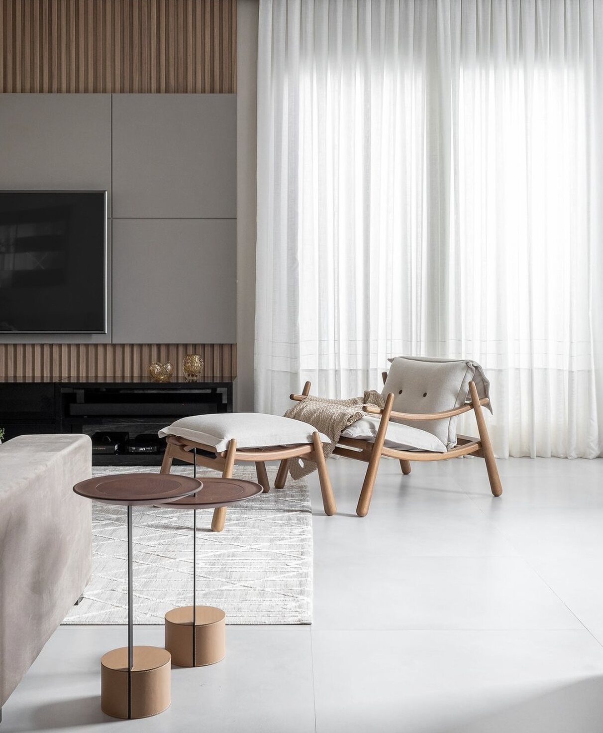 Le fauteuil en bois et son repose-pieds