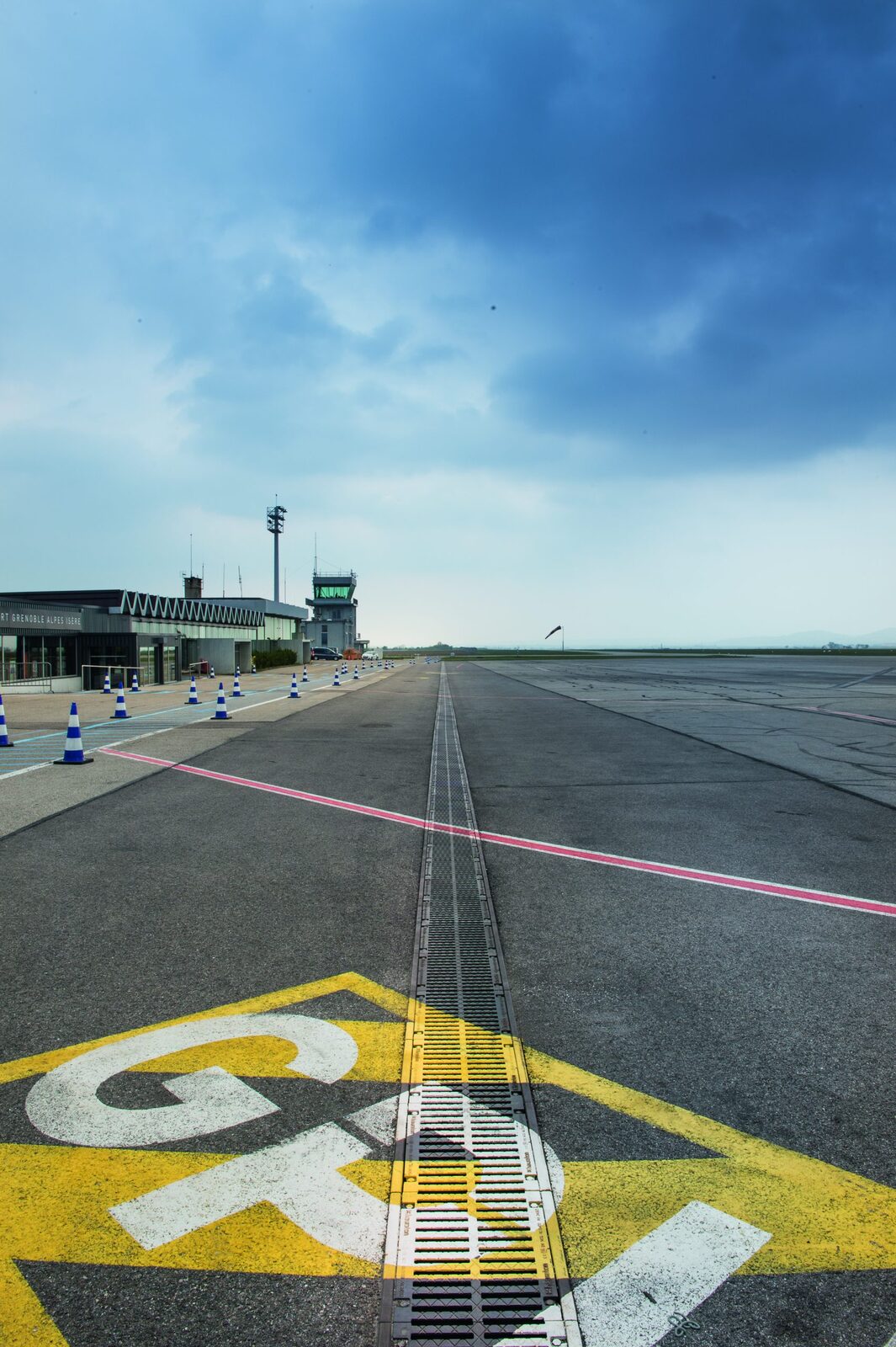 Caniveau sur une aire aéroportuaire