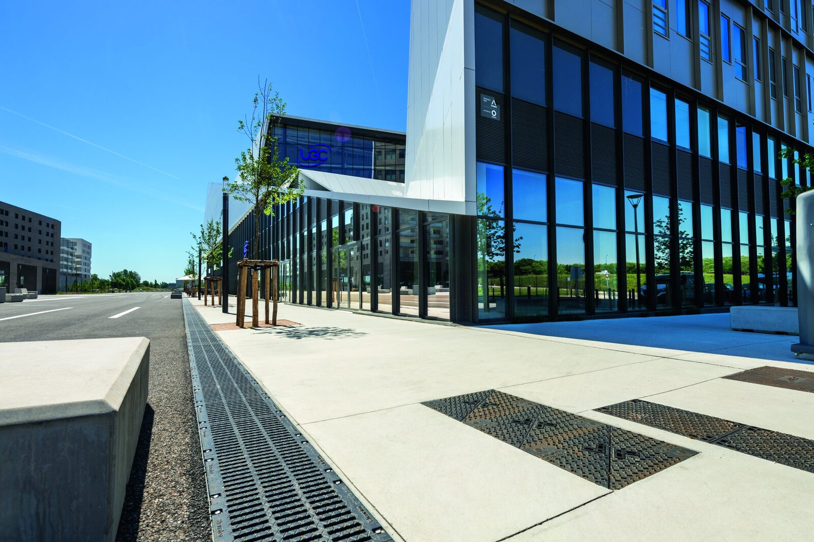 Caniveaux au pied d'un immeuble de bureaux